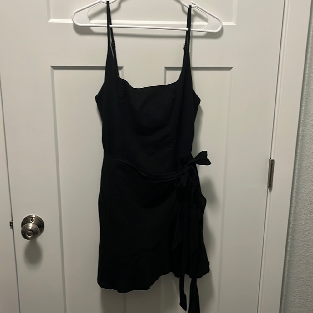 Little black dress 🖤 lined. 65% cotton. 35% polyester.